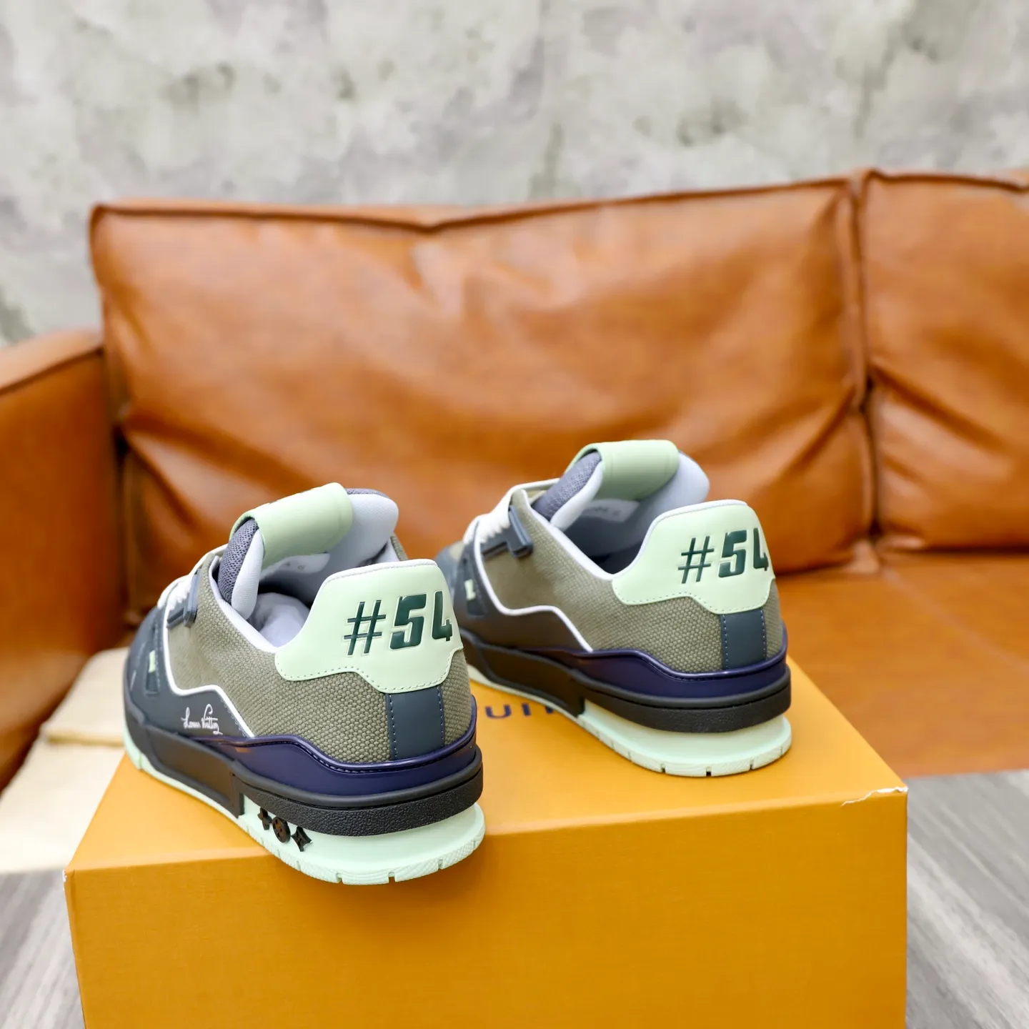 Ex-factory price: 780💰Original development, quality shipping, welcome to compare ❥❥❥❥❥❥LV sneaker series LV Trainer Maxi sneakers introduce the loose silhouette of the ready-to-wear series into the LV Trainer sneaker design written by Virgil Abloh, making an eye-catching appearance in the spring and summer men's wear shows. The cow leather upper is combined with rough fabric laces, and colorful beading highlights the brand's classic elements. LV letters mark the tongue and Monogram floral outsole. Mixed materials Made of first-layer cowhide, wrapped in imported custom-printed denim, thick shoelace design, large Monogram print on the side, "lv 54" badges on the tongue and heel, rubber outsole decorated with Monogram flowers, mesh lining and cotton feet, the comfort is as extreme as ever, premium heritage, quality first, worth owning! Size: 35-40 for women, 39-44 for men (custom-made sizes 38 and 45 are non-refundable)